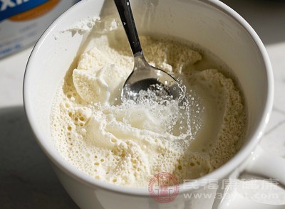 一些奶粉會添加天然乳脂，能優(yōu)化鈣的吸收，促進(jìn)嬰幼兒骨骼發(fā)育