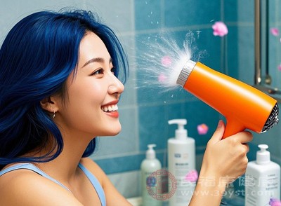 將吹風(fēng)機(jī)調(diào)至中低溫檔和中風(fēng)力，避免使用高溫和強(qiáng)風(fēng)模式