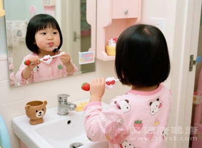 睡前刷牙是一天中最重要的刷牙時刻，被稱為“口腔健康的最后一道防線”