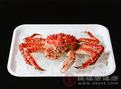 若近期血壓持續(xù)升高(收縮壓≥160mmHg)、血糖波動(dòng)較大(空腹血糖≥8.0mmol/L)或血脂指標(biāo)嚴(yán)重超標(biāo)(甘油三酯≥5.6mmol/L)，應(yīng)暫時(shí)避免食用螃蟹，以免加重病情