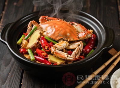 對(duì)海鮮過(guò)敏的“三高”人群禁止食用螃蟹，以免引發(fā)皮疹、瘙癢、呼吸困難等過(guò)敏反應(yīng)