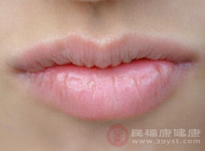 如果日常飲食中新鮮蔬菜水果攝入不足，或者存在挑食、偏食的習(xí)慣，就容易出現(xiàn)維生素缺乏的情況，進(jìn)而引發(fā)嘴唇發(fā)干