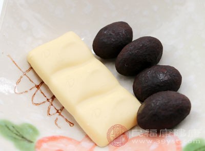 白巧克力不含可可粉，主要由可可脂、糖和牛奶組成，是三種巧克力中糖分含量最高的