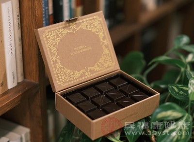 盡量選擇可可含量高、糖分低的黑巧克力，既能享受巧克力的美味，又能減少熱量攝入，還能獲取更多的健康益處