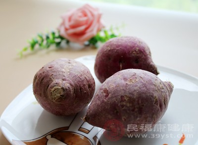 腸胃功能較弱的人，地瓜中的膳食纖維可能會刺激腸胃，引起腹脹、消化不良等問題，也不宜多吃
