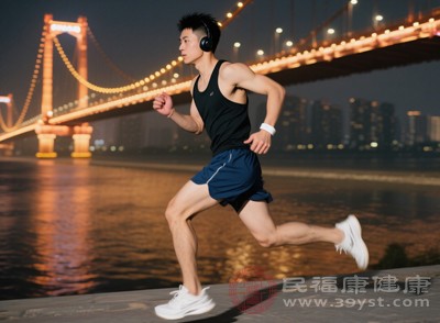 跑步是提升心肺功能的絕佳方式。堅(jiān)持一個(gè)月后，你會(huì)明顯感覺(jué)到呼吸更順暢了