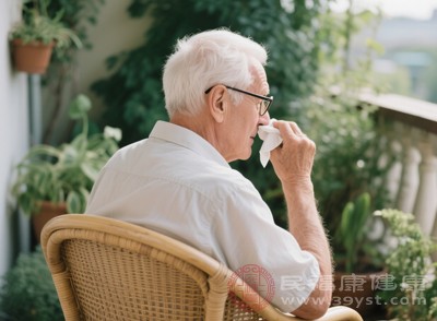 流黃稠鼻涕、咳黃痰，屬于風(fēng)熱感冒；流清稀鼻涕、咳白痰，屬于風(fēng)寒感冒