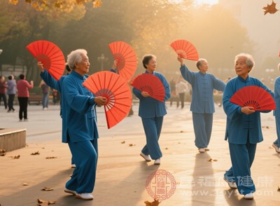 秋季早晨多露水，路面、草坪易濕滑，老年人平衡能力和反應(yīng)速度下降，跌倒風(fēng)險(xiǎn)較其他季節(jié)明顯增加