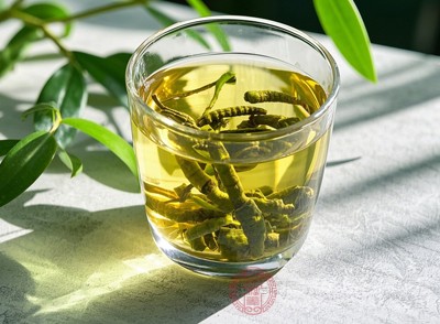 用鮮石斛泡茶，是最常見且簡單的吃法
