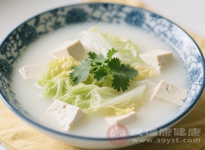 晚餐可以來一碗蔬菜豆腐湯和一份涼拌黃瓜，清淡又健康