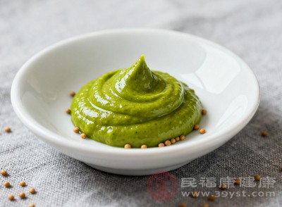當遭遇感冒或過敏性鼻炎導致的鼻塞時，芥末的辛辣氣味可以刺激鼻腔黏膜，促使鼻腔內(nèi)的分泌物排出，從而暫時緩解鼻塞癥狀，讓呼吸更加通暢