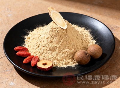 黃芪粉和同樣具有補(bǔ)氣作用的食材搭配，能起到協(xié)同增效的作用