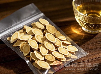 可以通過觀察自身的癥狀、咨詢中醫(yī)師等方式，判斷自己是否適合服用黃芪
