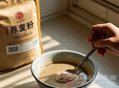 黑蕎麥富含生物類黃酮、鋅、銅等微量元素，其中生物類黃酮能有效保護(hù)黑素細(xì)胞免受氧化損傷，鋅、銅則是黑色素合成過(guò)程中不可或缺的輔酶成分