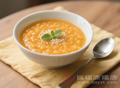 主食以全谷物和雜豆類為主，如小米粥、燕麥飯、雜糧饅頭等，搭配少量精制米面