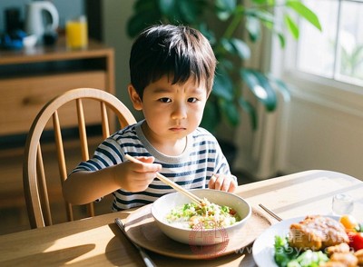 兒童秋季食欲可能因氣候變化略有波動，家長應(yīng)根據(jù)孩子實(shí)際食量調(diào)整餐食分量，避免強(qiáng)迫進(jìn)食