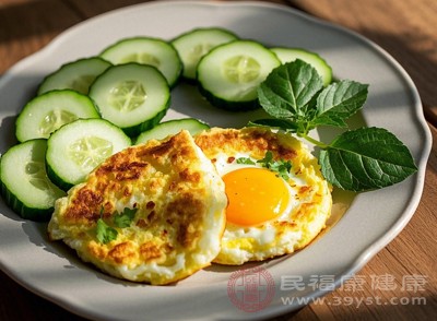 黃瓜切絲+煎蛋+低脂火腿，用生菜葉一卷，蘸點(diǎn)芥末醬油，一口下去超滿足
