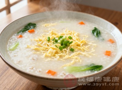 雞蛋蔬菜粥富含蛋白質、維生素和碳水化合物，雞蛋的嫩滑搭配蔬菜的清甜，口感豐富，寶寶愛吃