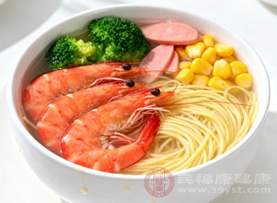 蝦仁富含優(yōu)質蛋白質，搭配多種蔬菜，營養(yǎng)全面，色彩鮮艷，能吸引寶寶的食欲