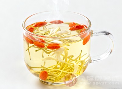 經(jīng)常飲用金銀花枸杞泡水，有助于增強(qiáng)身體的免疫力，減少生病的幾率，讓身體時(shí)刻保持健康活力，更好地抵御外界病菌的侵襲