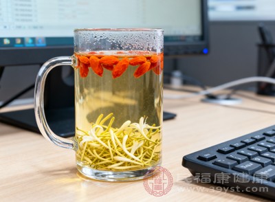 金銀花枸杞泡水有助于放松身心，平靜情緒，改善睡眠質(zhì)量，讓你在夜晚擁有更安穩(wěn)的睡眠，第二天醒來神清氣爽