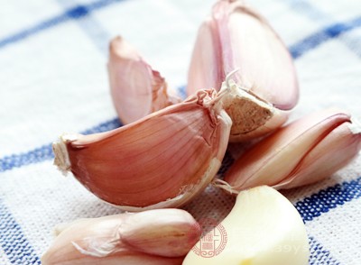 大蒜中含有的大蒜素具有抗菌消炎、增強(qiáng)免疫力的作用