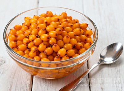 對(duì)于經(jīng)常應(yīng)酬、飲食不規(guī)律的人群來(lái)說(shuō)，沙棘可以說(shuō)是腸胃的“貼心衛(wèi)士”，幫助維持消化系統(tǒng)的正常運(yùn)轉(zhuǎn)