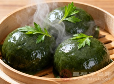 糯米粉+新鮮艾葉打成的汁，包入豆沙餡，軟糯清香，一口春天的味道