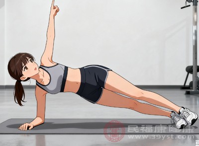 在平板支撐的基礎(chǔ)上加入轉(zhuǎn)體動(dòng)作，能全方位刺激腹部肌群，讓腰腹更緊實(shí)