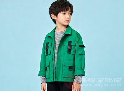 家長要關注天氣預報和實時氣溫變化，在孩子出門前、活動前后及時調整衣物