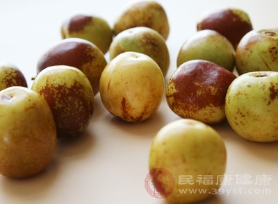 鮮棗口感脆甜，營養(yǎng)豐富，但它的表皮堅(jiān)硬，不易消化