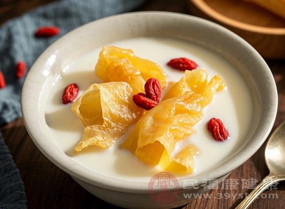 魚(yú)膠中的膠原蛋白還能促進(jìn)皮膚細(xì)胞的新陳代謝，加速?gòu)U舊角質(zhì)的脫落，使肌膚更加透亮有光澤