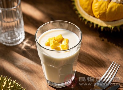 對(duì)于糖尿病患者，由于榴蓮和牛奶對(duì)血糖的影響較大，食用時(shí)必須格外謹(jǐn)慎
