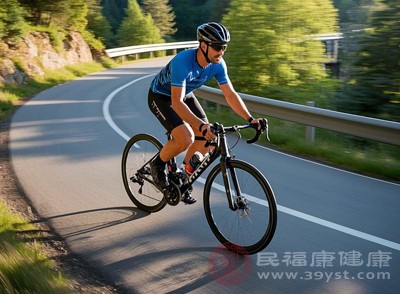 在戶外騎行時(shí)，可以根據(jù)自身情況選擇不同的路線和速度，控制運(yùn)動(dòng)強(qiáng)度