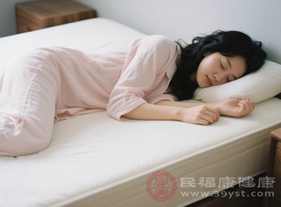 保證每天7-8小時(shí)的充足睡眠，盡量在晚上11點(diǎn)前入睡，避免熬夜，讓毛囊在夜間得到充分休息