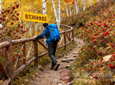 登山過程中若出現(xiàn)頭暈、心慌、胸悶、呼吸困難等癥狀，應(yīng)立即停下休息，轉(zhuǎn)移至陰涼通風(fēng)處，解開衣物散熱