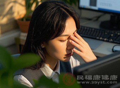 長(zhǎng)時(shí)間盯著屏幕會(huì)使眨眼次數(shù)減少(正常每分鐘眨眼15-20次，看屏幕時(shí)可能降至5-10次)，淚液分泌不足且分布不均