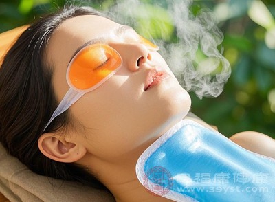 每天早晚用溫?zé)崦?40℃左右)敷眼10-15分鐘，促進(jìn)眼部血液循環(huán)，緩解瞼板腺功能障礙