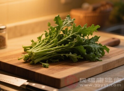 苦菜性寒味苦，具有強大的清熱解毒功效，是中醫(yī)常用的清熱藥材