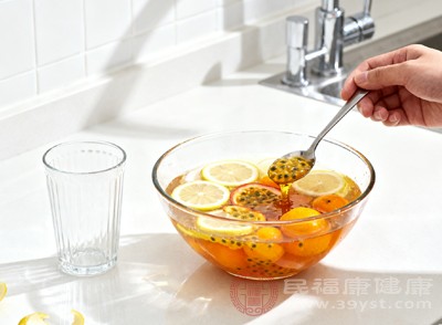 檸檬和百香果的清新酸味以及蜂蜜的清甜，能夠刺激唾液分泌，起到生津止渴的作用，迅速緩解口渴不適