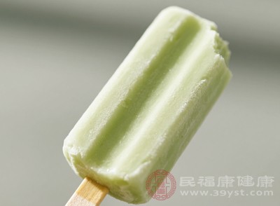 雪糕食用時需注意控制量，避免一次吃得過多過快，同時選擇正規(guī)品牌、質(zhì)量有保障的產(chǎn)品，減少添加劑帶來的風險