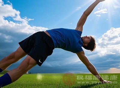 俄羅斯轉(zhuǎn)體不僅能有效鍛煉腹斜肌，還能增強腰部的靈活性和協(xié)調(diào)性，讓腹部線條更加流暢、緊實