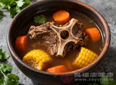 牛尾骨湯中的膠質(zhì)成分在進(jìn)入人體后，能夠在胃黏膜表面形成一層保護(hù)膜，減少胃酸對胃黏膜的刺激，對胃部起到一定的保護(hù)作用