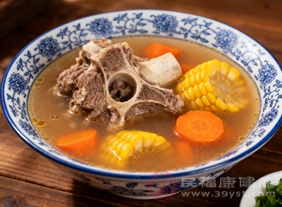 適當(dāng)飲用牛尾骨湯有助于增強(qiáng)腎功能，提高生殖能力；對于女性，也能起到調(diào)理身體、延緩衰老的作用