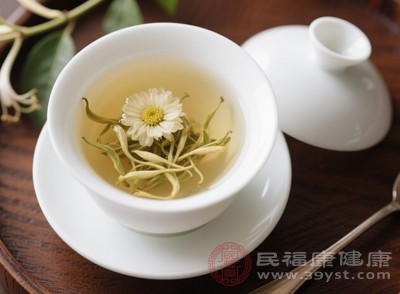 尤其是對(duì)于喜歡食用辛辣、油膩食物的人群，或者從事高溫作業(yè)的人員，金銀花泡水是預(yù)防上火的理想飲品