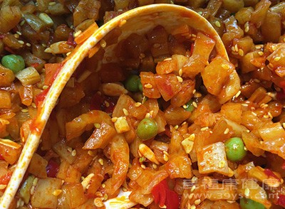 咸菜、腌肉、咸魚等腌制食品，含有大量的鹽分