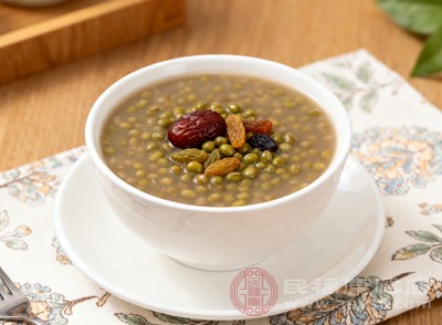 綠豆湯中的維生素B族，如維生素B1、B2等，參與身體的新陳代謝，有助于維持神經(jīng)系統(tǒng)、消化系統(tǒng)的正常功能