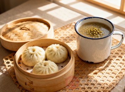 對于糖尿病患者和高血脂人群來說，綠豆湯可作為日常飲食的有益補充