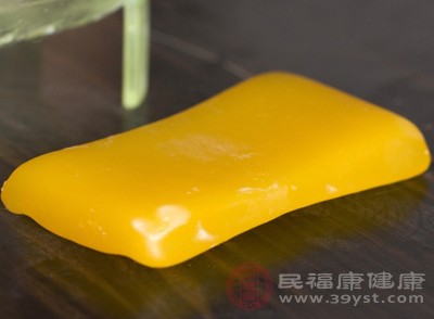 硫磺皂更適合油性皮膚和混合性皮膚人群，這類膚質(zhì)油脂分泌旺盛，使用硫磺皂能夠有效清潔皮膚、控制油脂