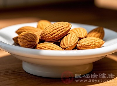 杏仁、核桃、腰果、芝麻、南瓜子等堅(jiān)果和種子，蛋白質(zhì)含量豐富，同時(shí)含有健康的脂肪、維生素和礦物質(zhì)
